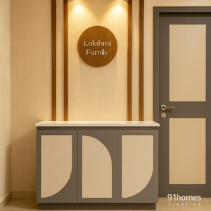 Grey-beige foyer unit with wooden vertical slats and curved panel cabinets